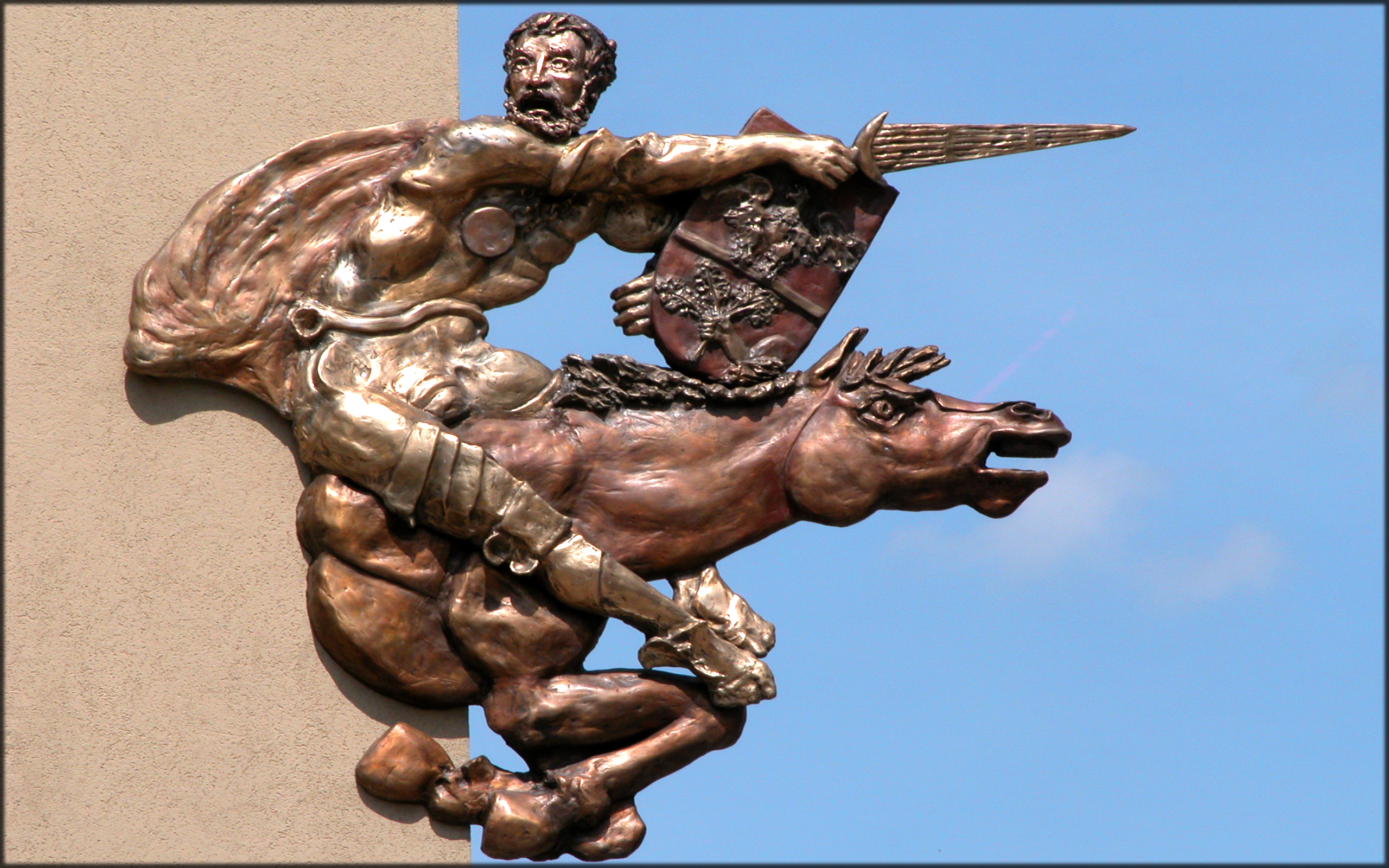 La scultura rappresentante Armaciotto realizzata da Luigi Enzo Mattei, posta sull’edificio del Comune di Monghidoro, particolare – foto Gianni Gitti (2008)